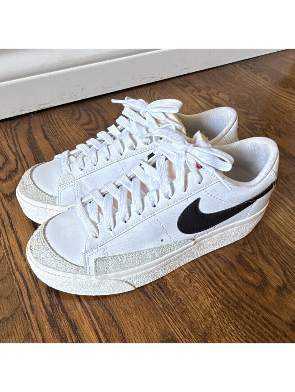 Nike Blazer Low Women’s White/Black Low Top Lace-Up Leather Sneakers DJ0292-101